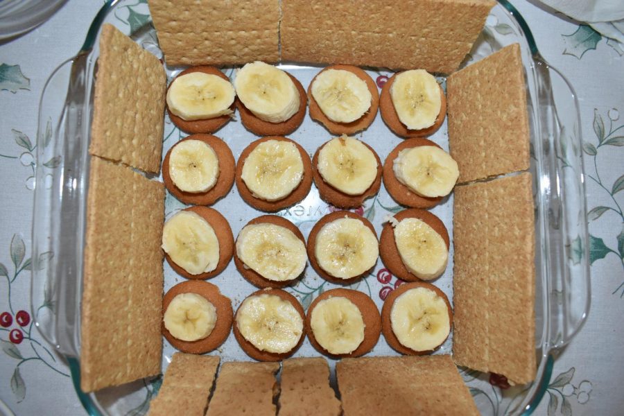 Graham crackers are placed around the wafer and bananas.